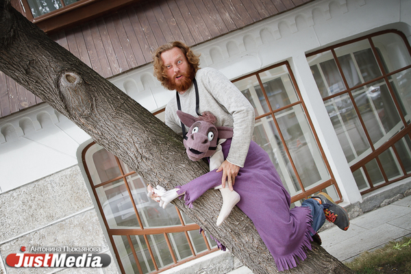 Максим Удинцев и его ослик, Театр кукол: «Лето в самом разгаре: все отдыхают, загорают, купаются. А мы работаем в поте лица». В Екатеринбурге +30  - Фото 1