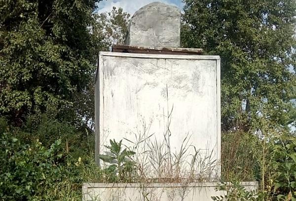 «Отпечатков не нашли». Бюст Ленину в свердловском поселке разрушился сам - Фото 1