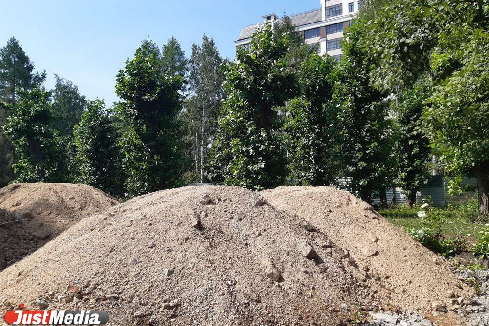 «Корни намертво вросли в бетон». Общественники проинспектировали реконструкцию парка XX Партсъезда - Фото 1