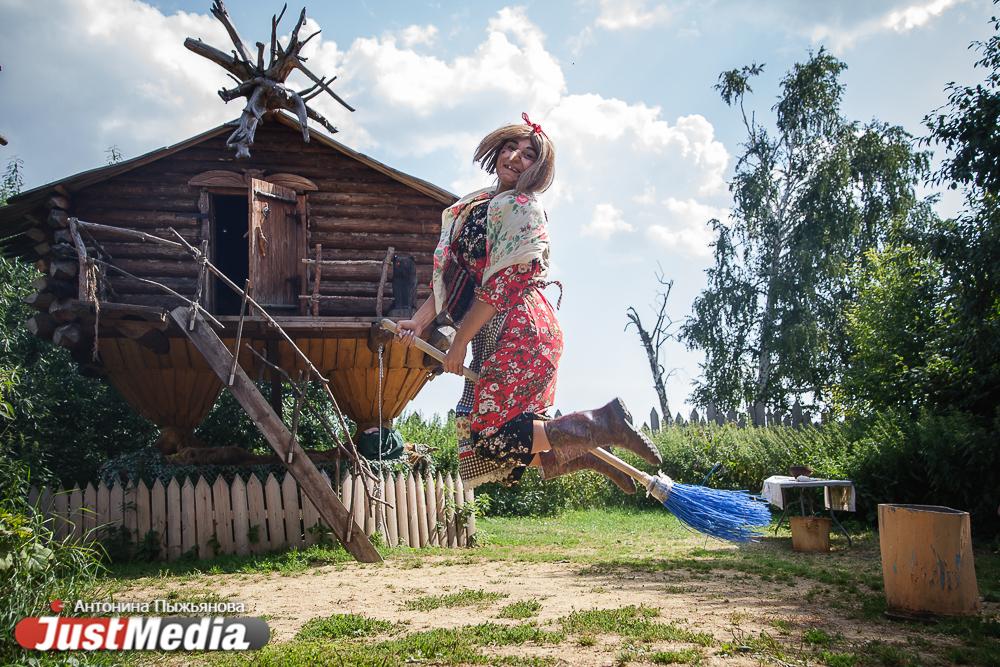 Баба Яга из Парка Сказов: «Как вам погодка-то на Урале? Ох, да, леточко выдалось жарким». В Екатеринбурге +18  - Фото 1