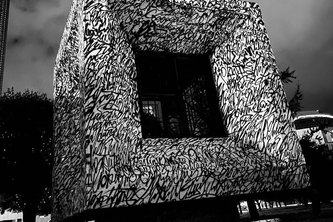 Покрас Лампас пригласил екатеринбуржцев восстановить его испорченные граффити - Фото 1