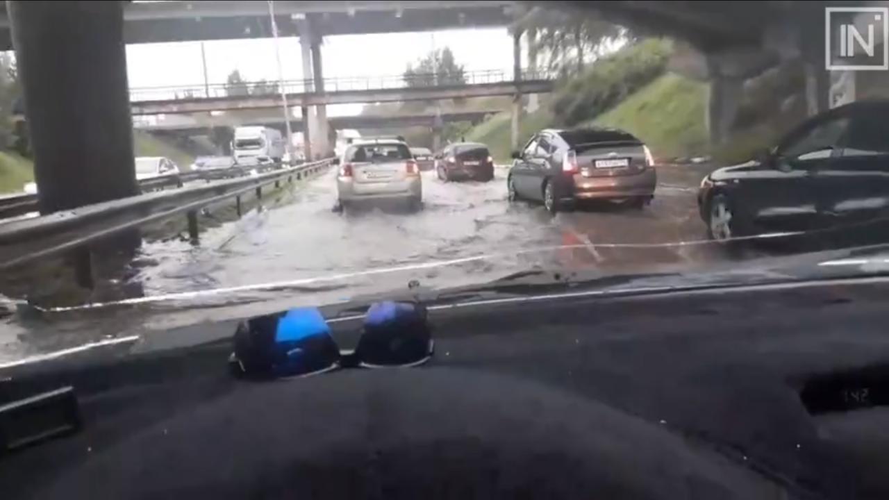 В Екатеринбурге на Эльмаше залило улицу Шефскую - Фото 1