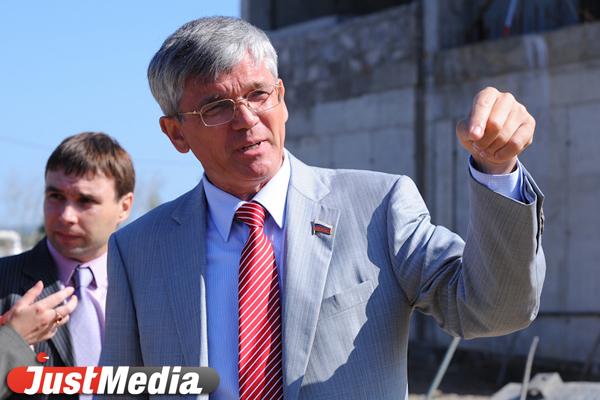 Куйвашев наградил создателя «Триазавирина» знаком отличия «За заслуги перед Свердловской областью» - Фото 1