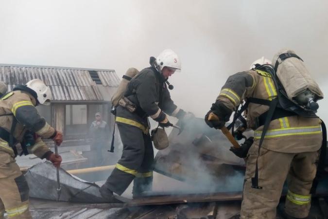 У горящего здания комбината «СМАК» обрушилась кровля - Фото 1