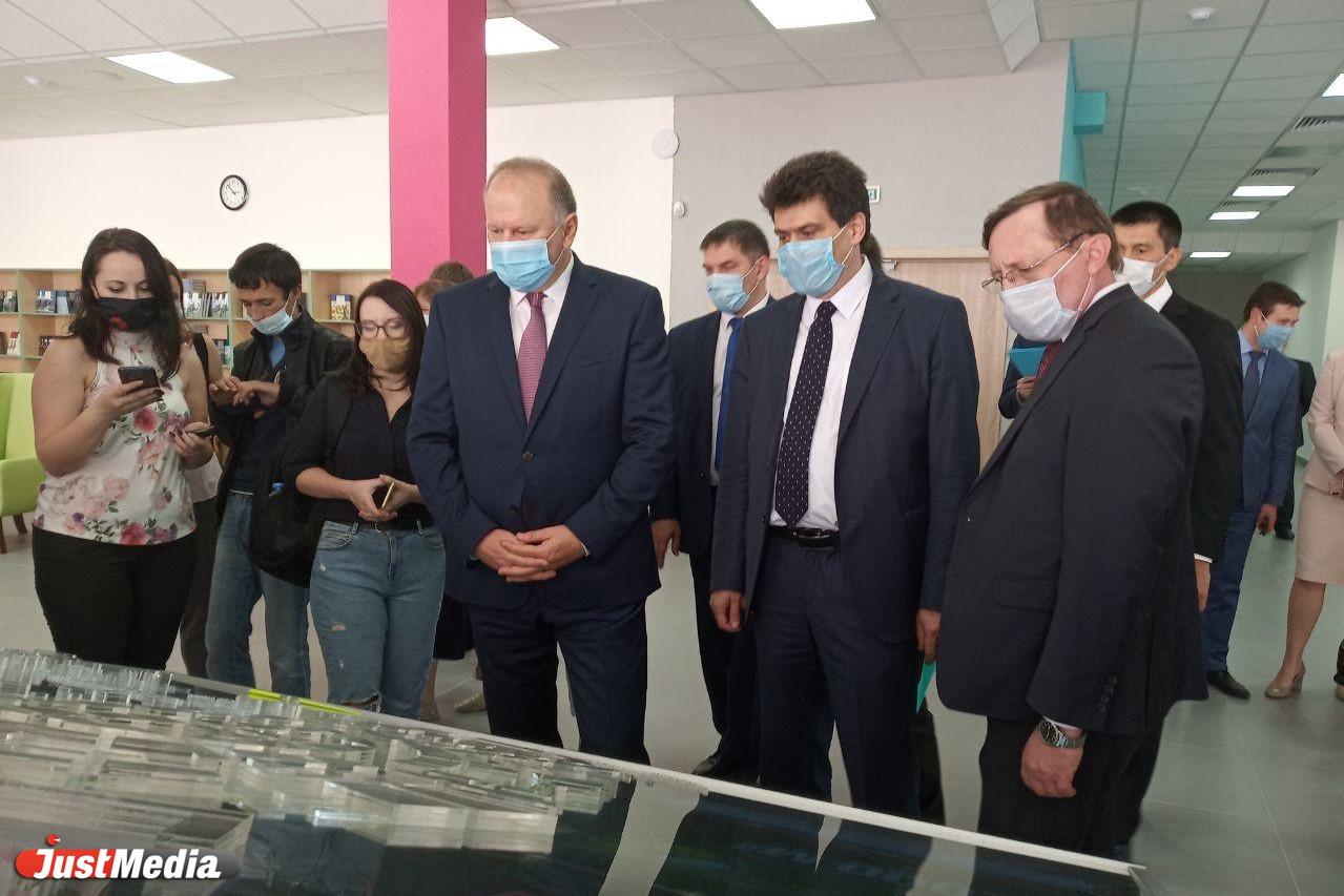 Новую школу в Академическом посетил полпред Николай Цуканов - Фото 1