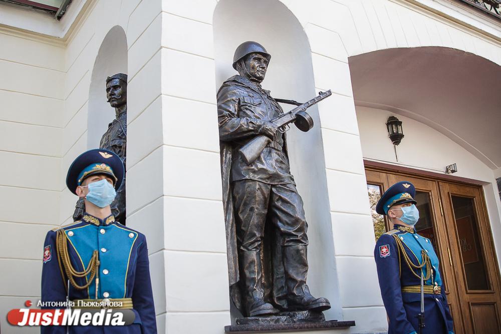 В Екатеринбурге открылась скульптурная композиция «Преемственность поколений» - Фото 1