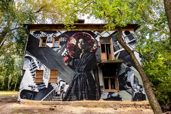 Стену заброшки на Уралмаше украсил автопортрет московской художницы и люди без лиц - Фото 1