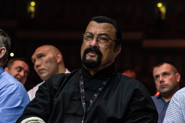 В Екатеринбург прилетит Стивен Сигал - Фото 1