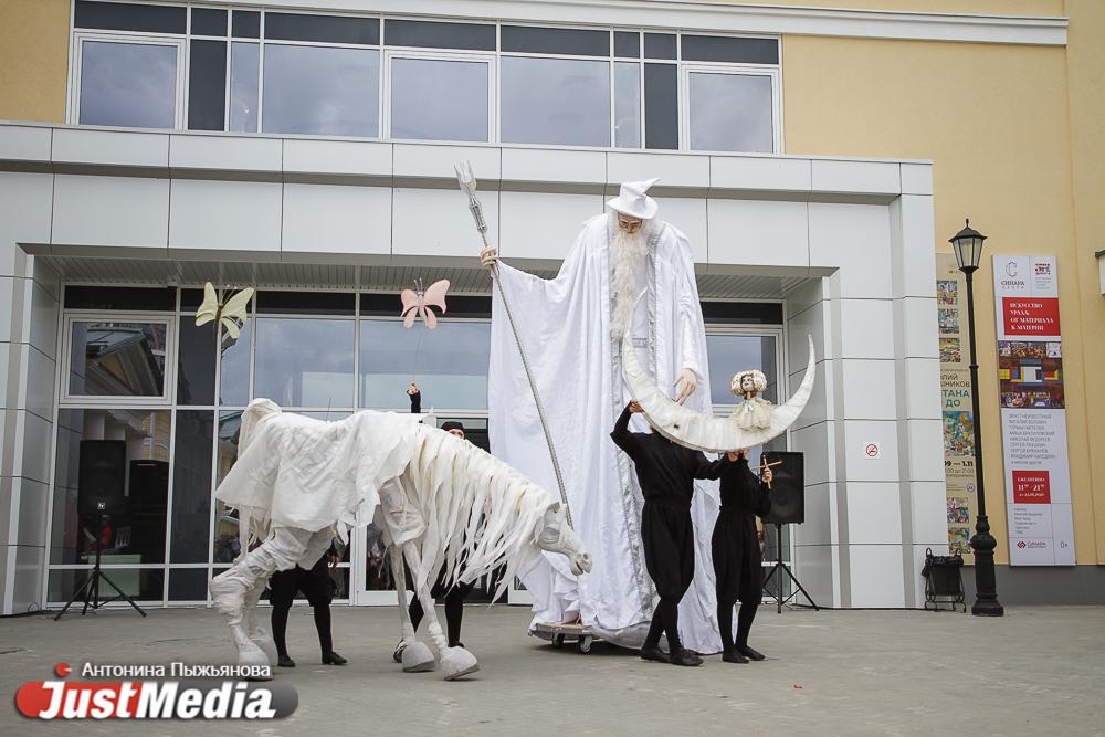 Конь Дон Кихота и гигантский волшебник. В Екатеринбурге открылся фестиваль театров кукол «Петрушка Великий» - Фото 1