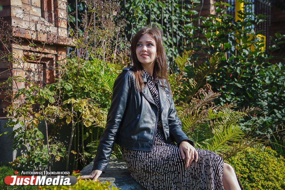 Татьяна Кузнецова, 4 канал: «Давайте одеваться теплее, берем с собой зонтик по ярче и бегом шуршать листьями!». В Екатеринбурге +12 градусов - Фото 1