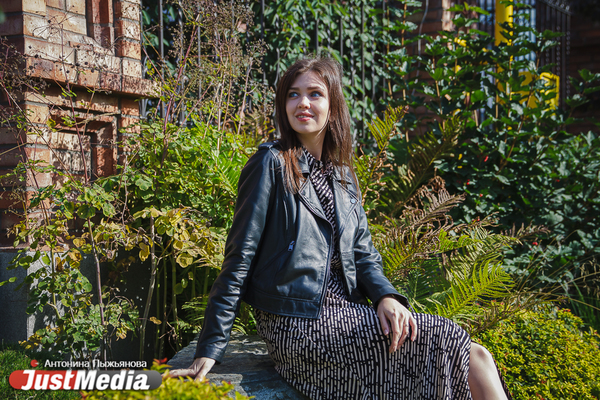 Татьяна Кузнецова, 4 канал: «Давайте одеваться теплее, берем с собой зонтик по ярче и бегом шуршать листьями!». В Екатеринбурге +12 градусов