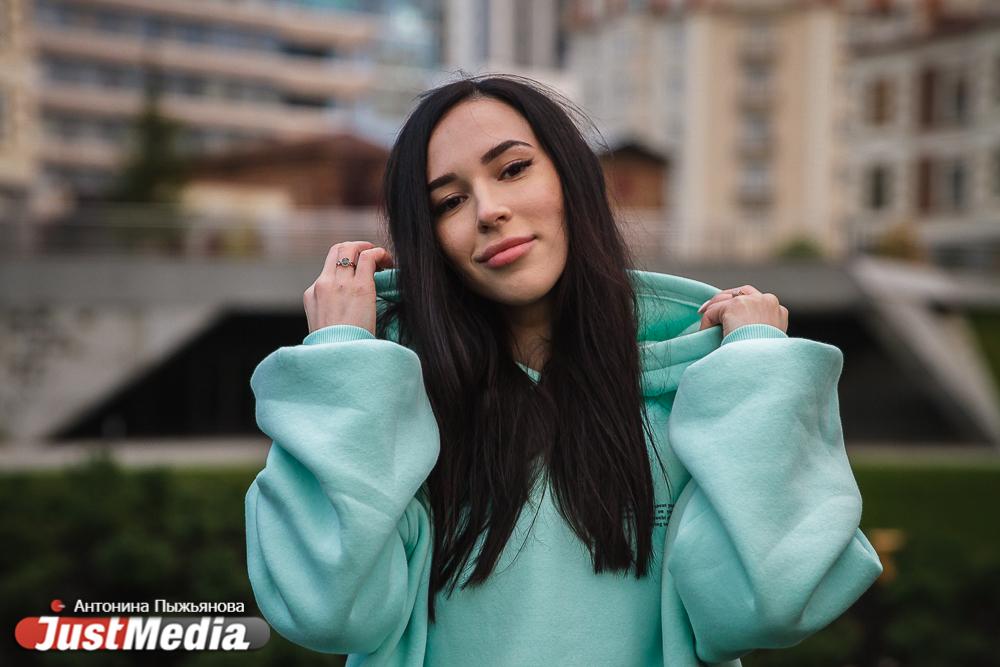 Мария Спешилова, модель: «Это прекрасная пора, чтобы ходить в парк и наблюдать, как желтеет листва». В Екатеринбурге +10 градусов - Фото 1