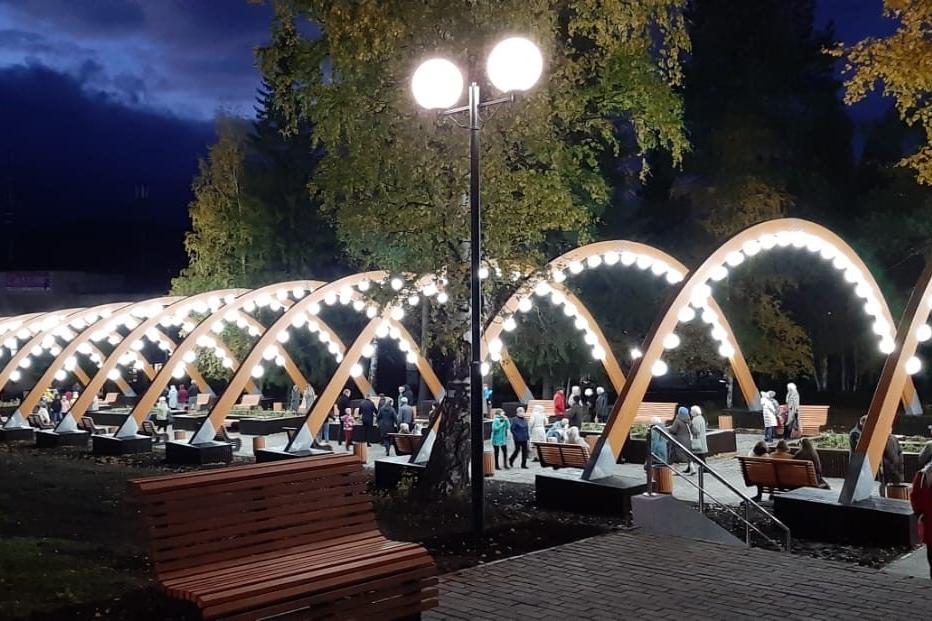 В Качканаре открыли пешеходную аллею с шезлонгами, танцполом и «арочным» освещением   - Фото 1
