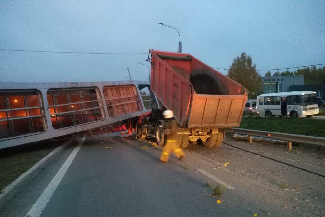 На Челябинском тракте КамАЗ обрушил надземный переход. Есть погибшие - Фото 1