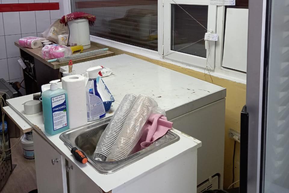 В Невьянске за грязные полы и отсутствие канализации закрыли павильон «Шаурма» - Фото 1