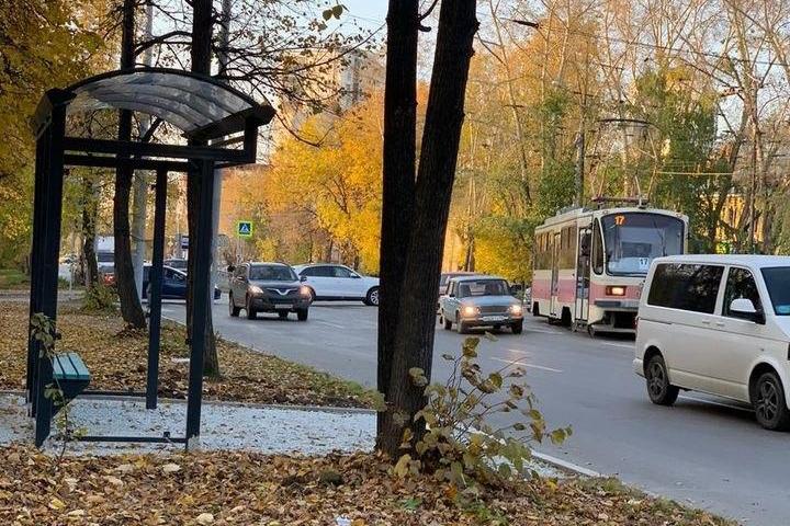 В Екатеринбурге на перекрестке Старых Большевиков и Энтузиастов появился остановочный комплекс - Фото 1