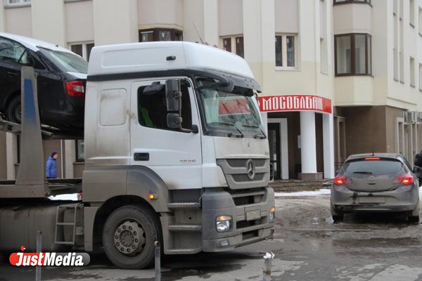 На Химмаше дальнобойщик вышел из машины и внезапно умер - Фото 1