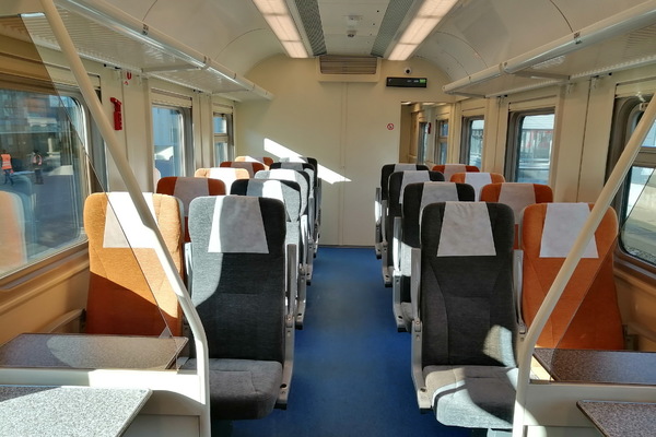 Новые комфортабельные вагоны для пригородных поездов поступили на Свердловскую железную дорогу - Фото 1