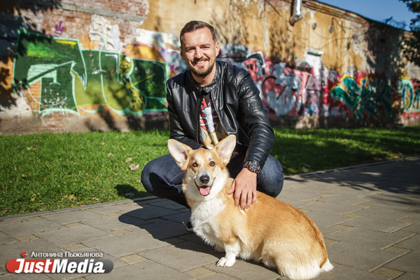 Радиоведущий Сега Скворцов и его Лосось: «Осенью на улицу я беру с собой шапку, шарф, свитер или собаку. Она теплая, и от нее всегда хорошо». В столице Урала +14