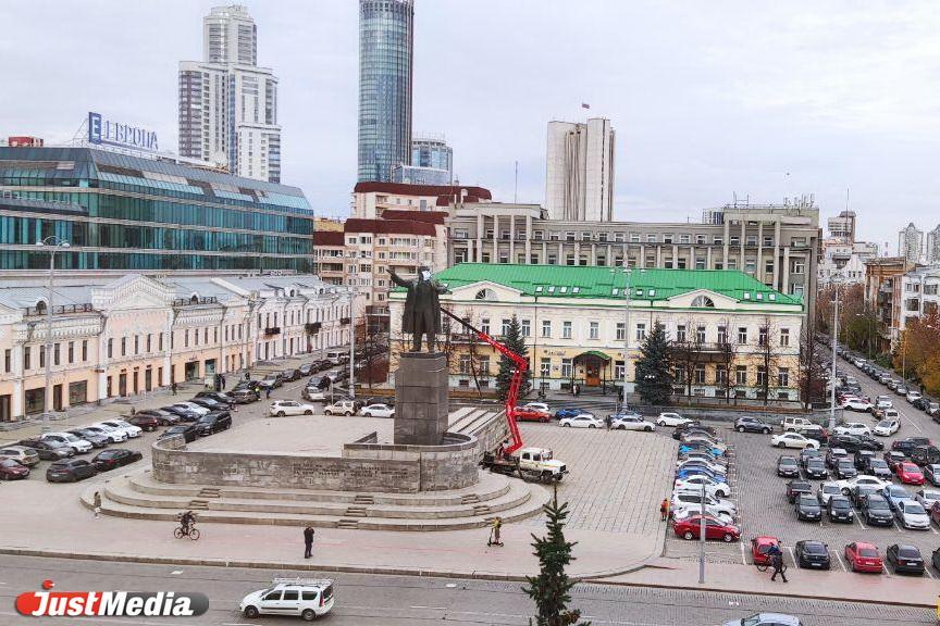 Ленин на площади 1905 года надел медицинскую маску - Фото 1