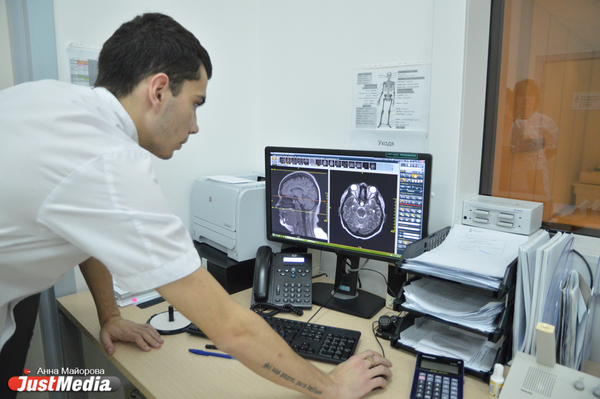 Евгений Куйвашев продлил коронавирусные выплаты врачам еще на один месяц