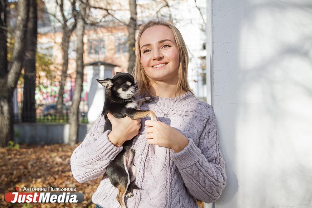 Владелица ателье Карина Зайцева и ее Джими: «Скоро похолодает. Чтобы мой пес не мерз на прогулках, я вяжу для него свитерочки». В пятницу Екатеринбурге +15  - Фото 1