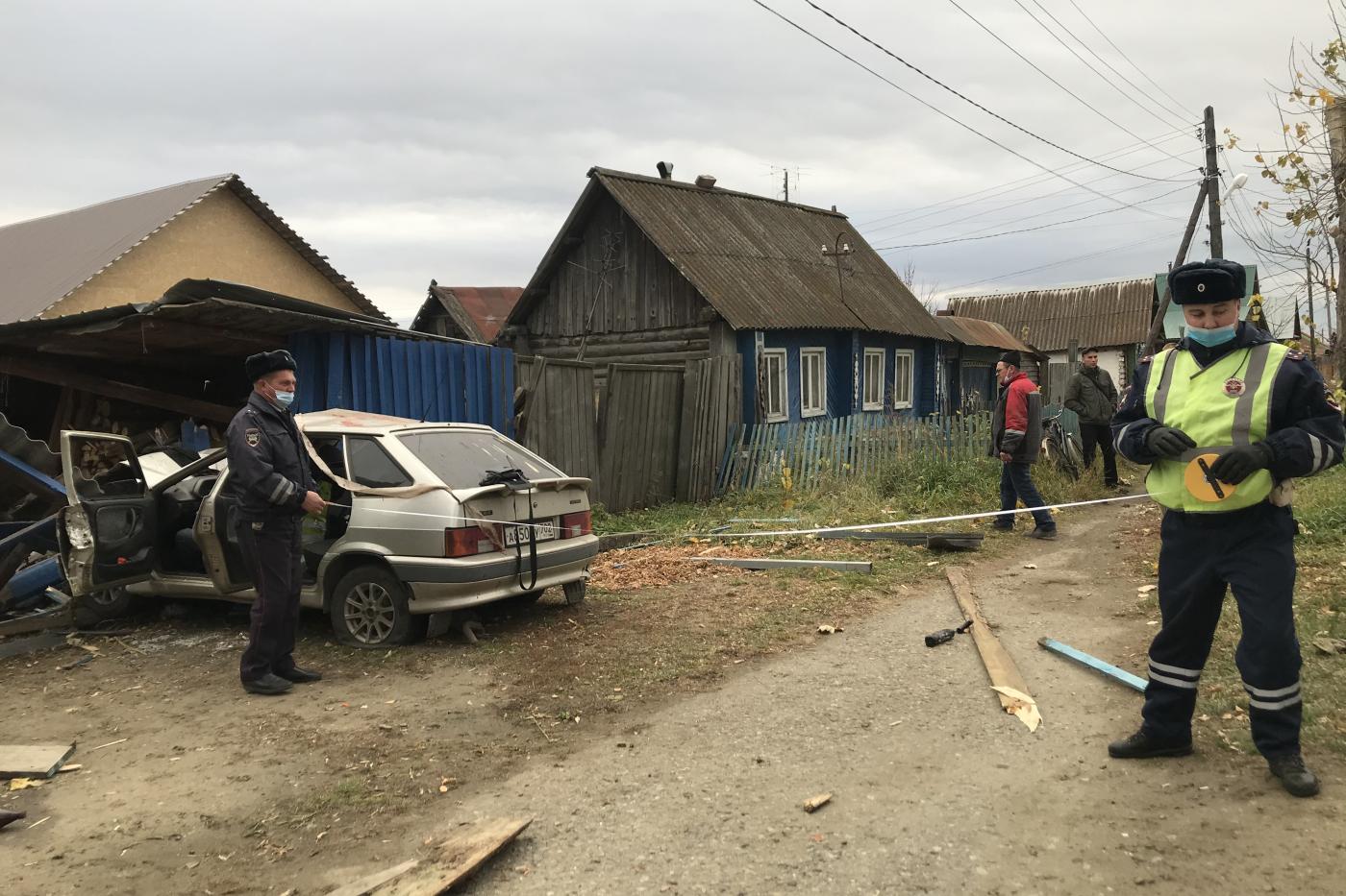 «На спидометре - 130 км в час». Под Сысертью в страшной аварии гонщик на ВАЗе погиб сам и убил пешехода  - Фото 1
