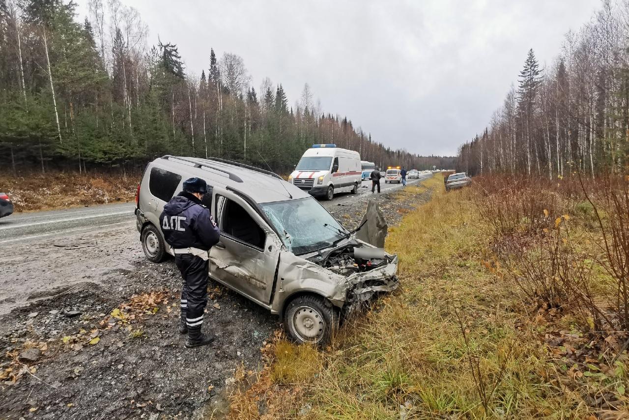 В Первоуральске женщина-водитель на «Ларгусе» и трое ее детей попали в массовое ДТП с участием фуры  - Фото 1