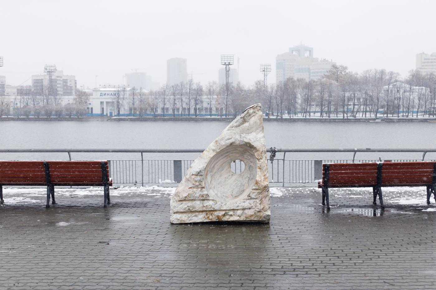В Екатеринбурге на набережной Исети у «Драмы» появился «Поющий камень» - Фото 1