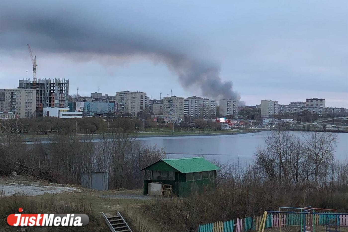 Завод в Первоуральске потушили спустя 7,5 часов - Фото 1