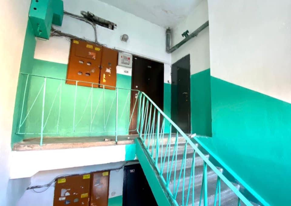 Депутат Екатеринбурга помог отремонтировать подъезд после пожара - Фото 1