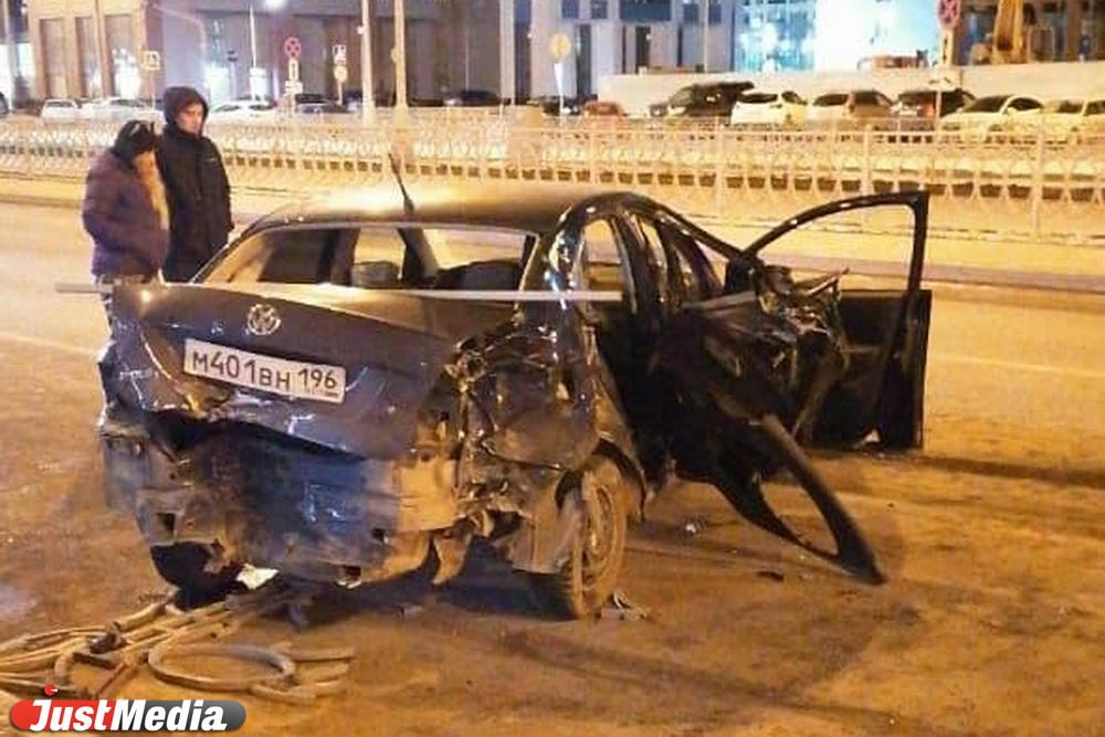 В Академическом пьяный водитель Volkswagen, уходя от столкновения с пешеходами, снес забор и погубил пассажирку. ВИДЕО - Фото 1