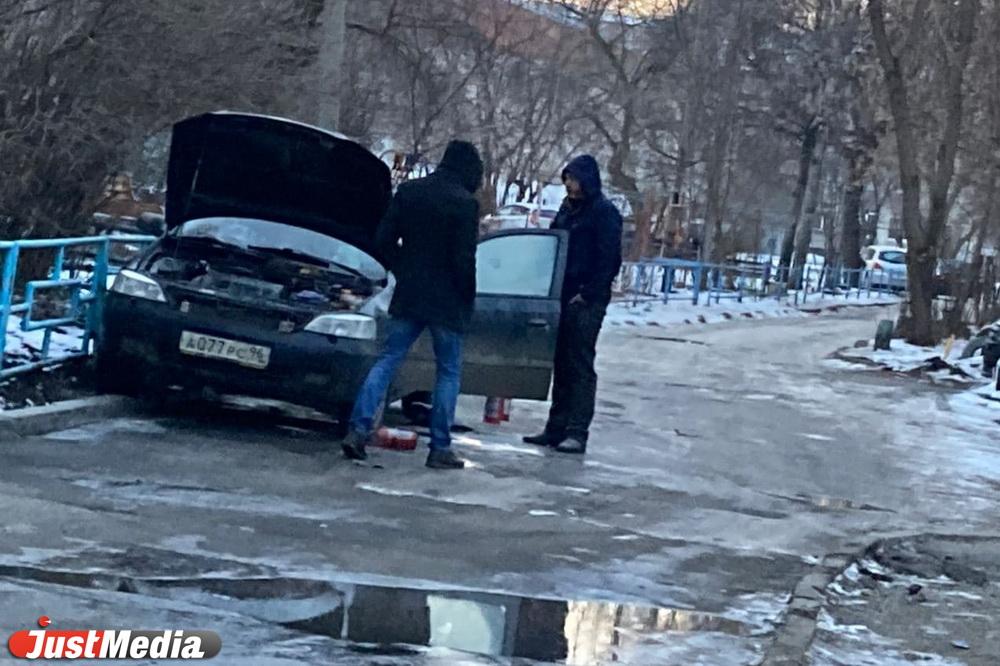 Утром на Уралмаше сгорела иномарка - Фото 1