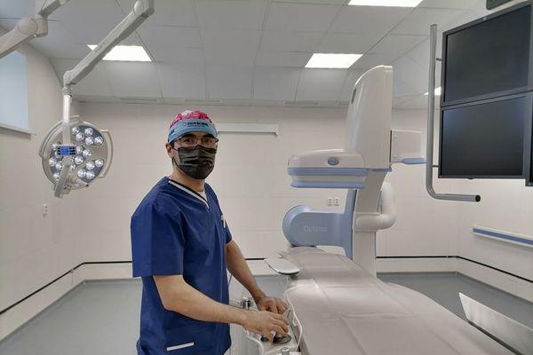 В Каменске-Уральском установили комплекс для операций на сосудах мозга