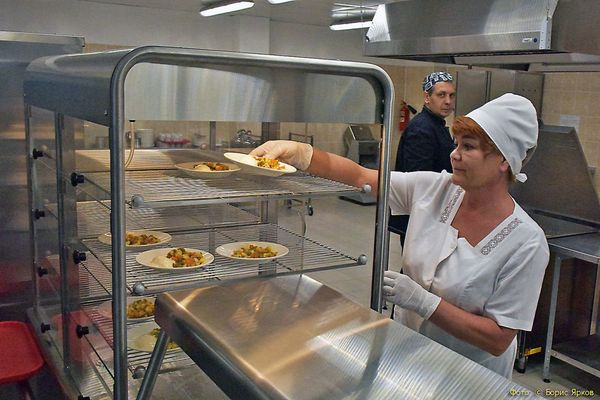 Больше половины опрошенных родителей довольны тем, как кормят детей в школах