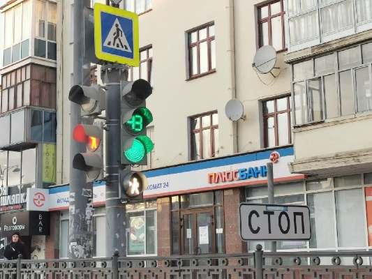 В Екатеринбурге появился светофор, предупреждающий о пешеходах за поворотом - Фото 1