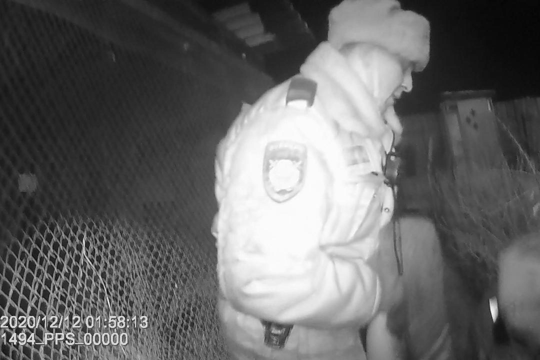 В Екатеринбурге полицейские спасли из горящего дома мужчину и его собаку  - Фото 1