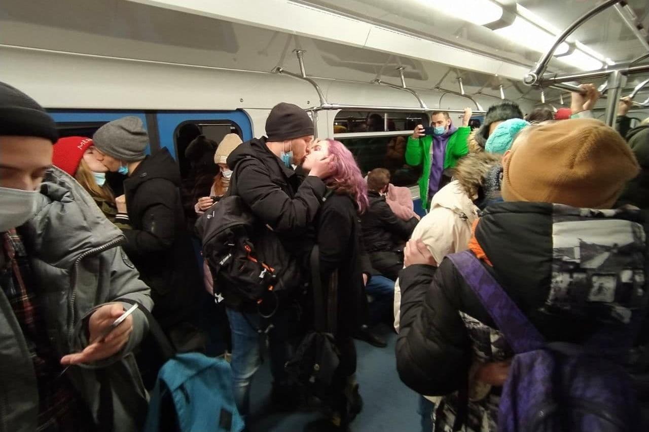 30 влюбленных парочек начали одновременно целоваться в вагоне метро под песню екатеринбургской панк-группы - Фото 1