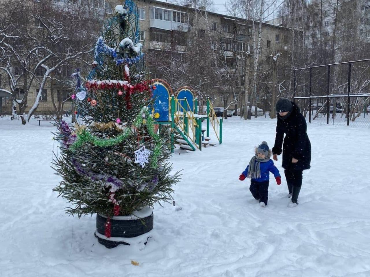 В Орджоникидзевском районе появились елки в 35 дворах - Фото 1
