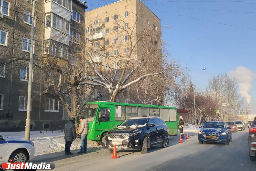 На Вторчермете автобус влетел в дерево - Фото 1