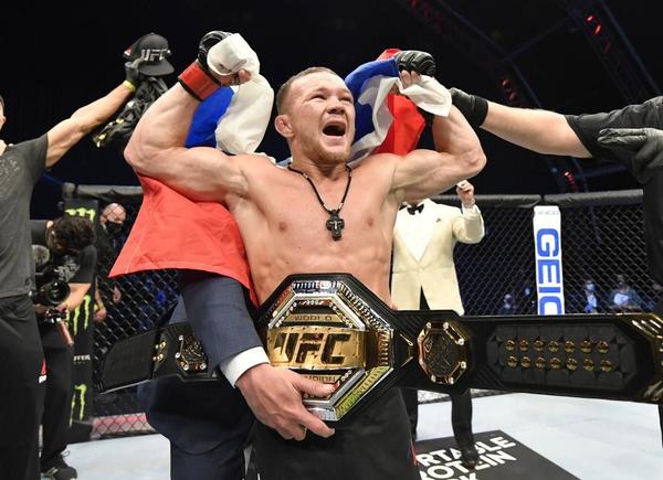 Боец уральского клуба Петр Ян стал новым чемпионом UFC в легчайшем весе - Фото 1
