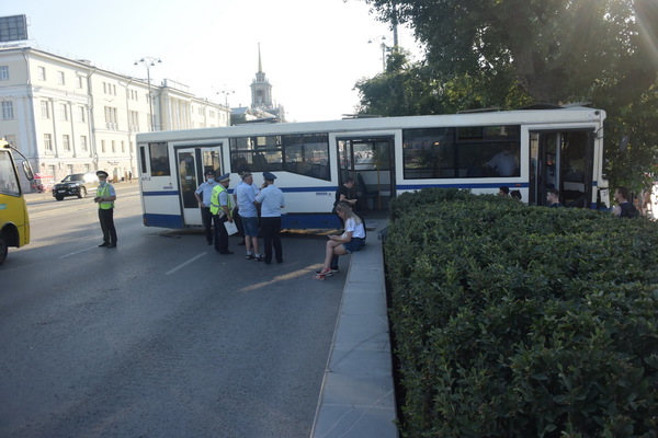 В центре Екатеринбурга автобус влетел в легковушку, а потом в дерево. Пострадали 2 пассажирки - Фото 1