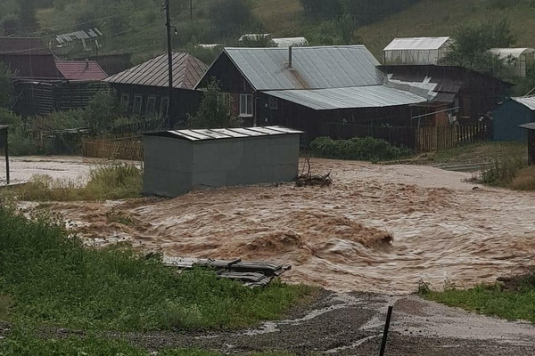 Нижние Серги смыло водой из прорвавшейся плотины. В городе введен режим ЧС - Фото 1
