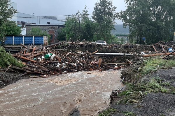 В Нижних Серьгах подтоплены 63 дома, разрушены 4 моста и повреждены опоры линий электропередач - Фото 1