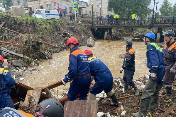 Волонтеры помогают ликвидировать последствия наводнения в Нижних Сергах - Фото 1