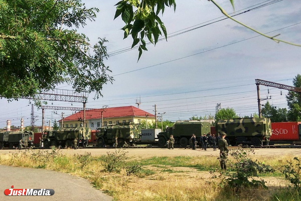 Екатеринбуржцев напугала военная техника около станции Кольцово - Фото 1