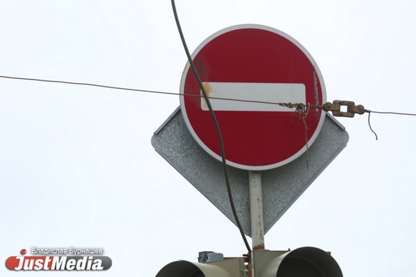 В Екатеринбурге до 20 августа закрыли движение транспорта в переулке Дизельный - Фото 1