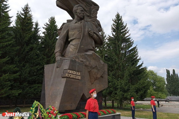 Юнармейцы возложили цветы к памятнику уральского разведчика Николая Кузнецова - Фото 1