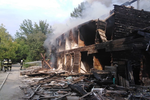 В Екатеринбурге снова сгорел барак - Фото 1