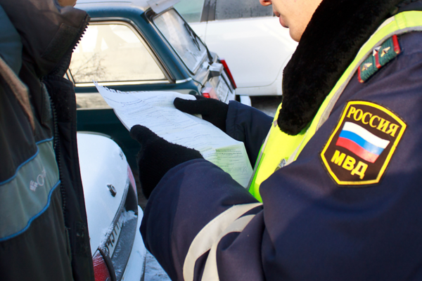 В Екатеринбурге гаишники поймали водителя без прав, а тот попытался откупить от административки - Фото 1